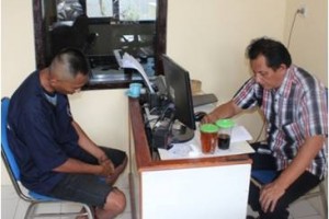 Tersangka penghisap ganja saat dimintai keterangannya di Mapolres Kuningan.